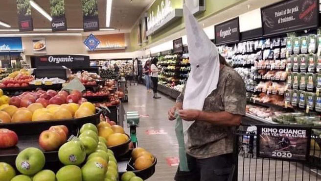 Homem usa capuz da Ku Klux Klan em mercado que exige máscara nos EUA