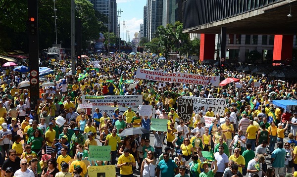 Vozes voltam às ruas com manifestações contra e a favor Bolsonaro