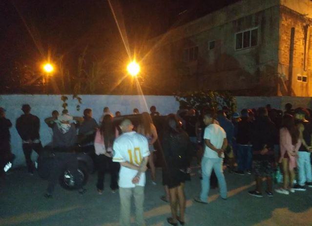 Covid-19: Polícia fecha festa clandestina com 60 pessoas em Matinhos