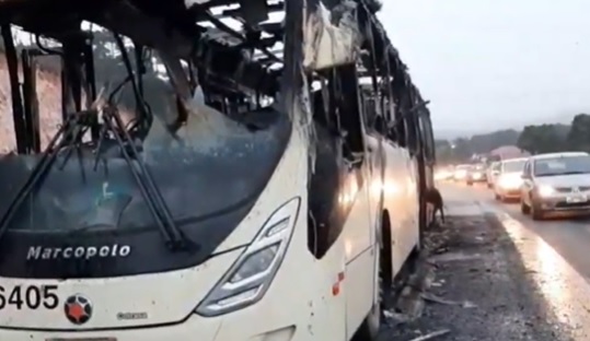 Ônibus do transporte coletivo pega fogo na Rodovia dos Minérios