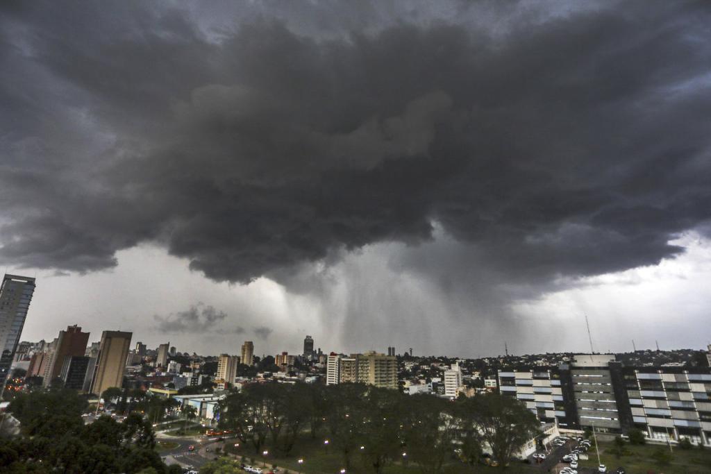 Chuva no Paraná. (Daniel Castellano/SMCS)