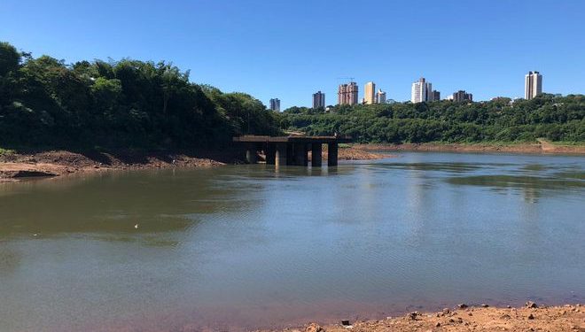 Canoa afunda e 4 pessoas estão desaparecidas no Rio Paraná, diz jornal paraguaio