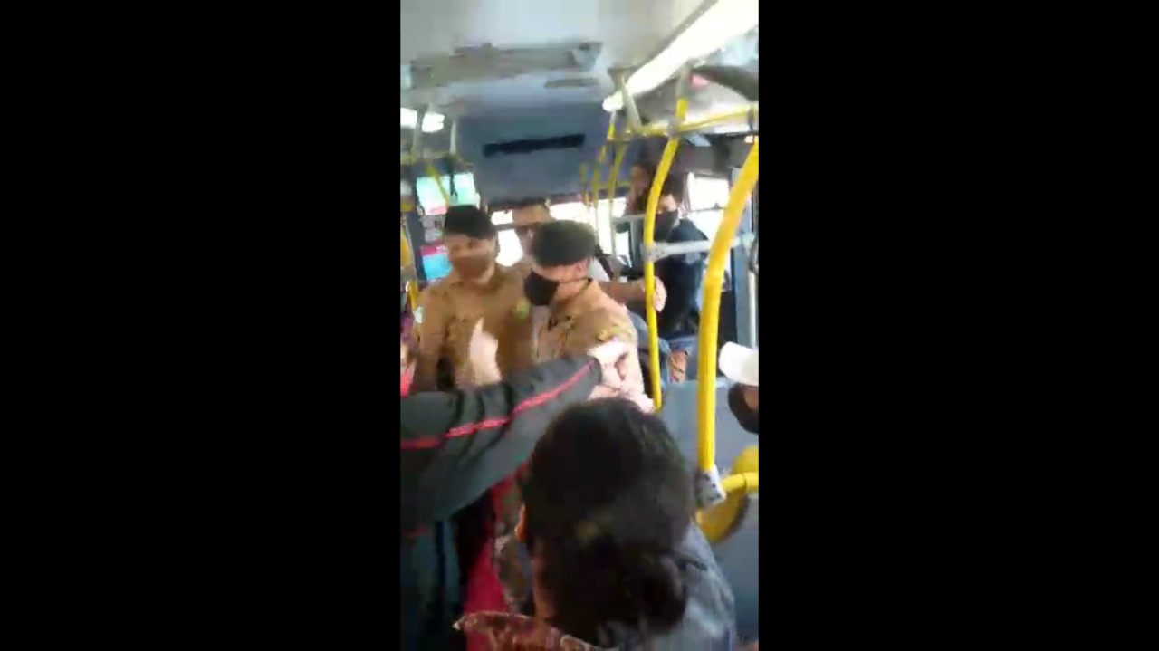 PM agride vendedor de cocada dentro de ônibus em Curitiba e passageiros se revoltam