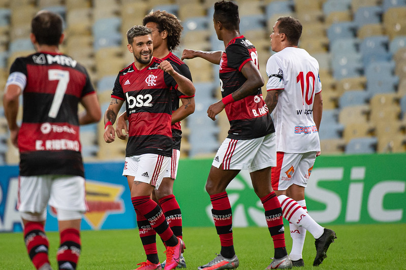 Flamengo vence Bangu em primeiro jogo após pausa pelo coronavírus