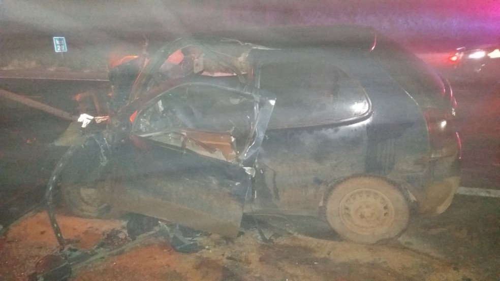 Acidente entre carro e caminhão vitima três pessoas em Tibagi