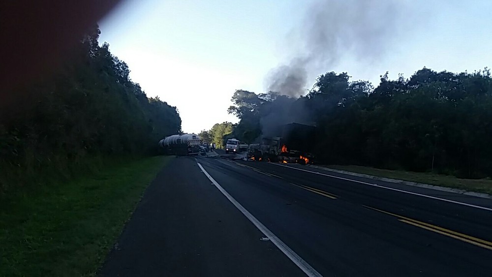 Caminhão pega fogo e interdita trecho da BR-376 em Guaratuba