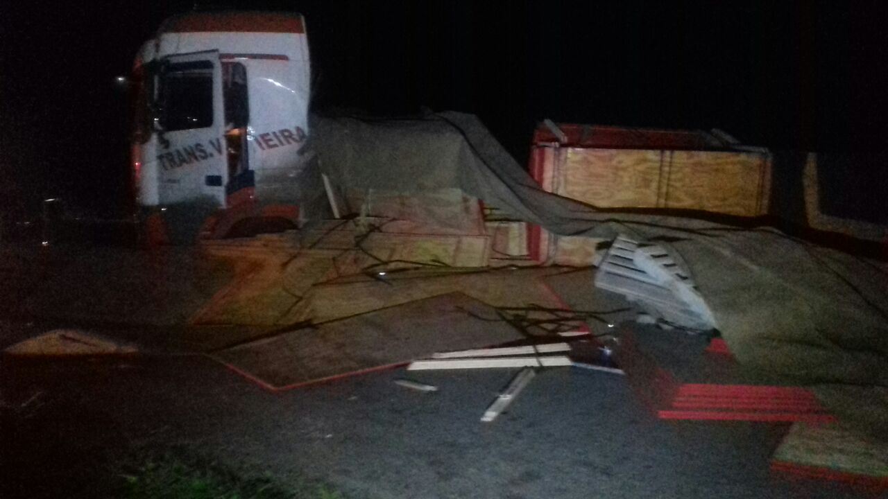 Acidente na BR-277: acidente com caminhão bloqueia totalmente pista em Paranaguá