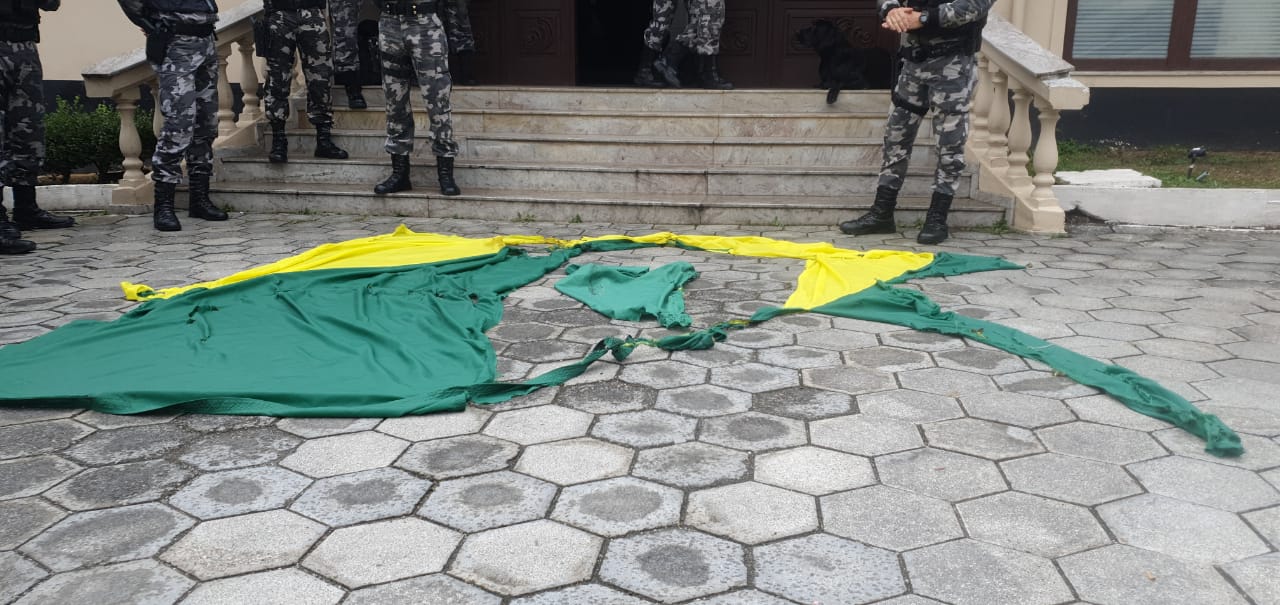 Suspeito de atear fogo na bandeira do Brasil durante ato em Curitiba é preso pela PM