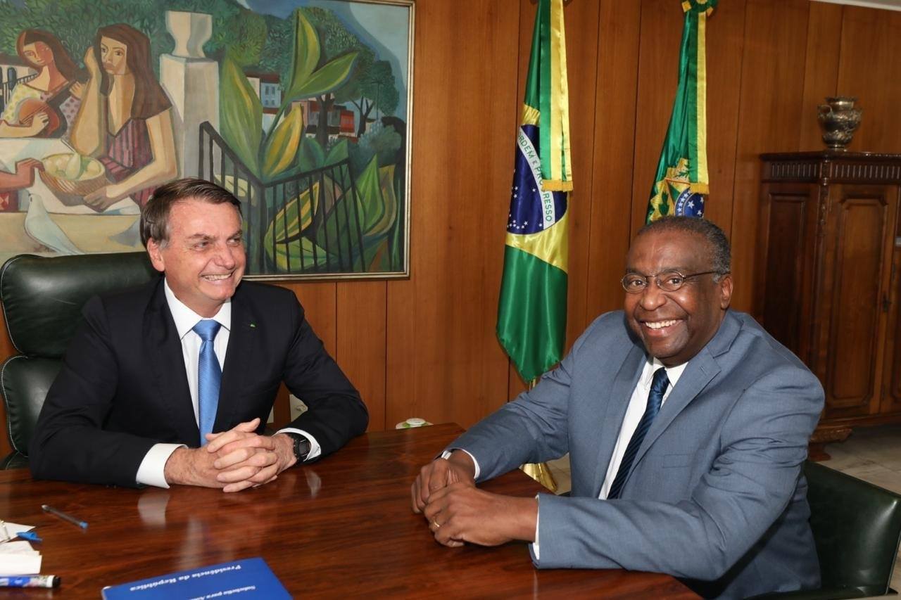 Bolsonaro descarta Feder e anuncia Carlos Decotelli como novo ministro da Educação