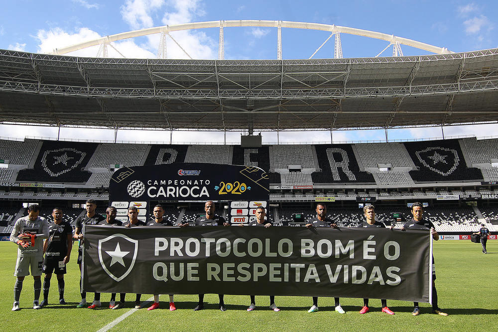 Botafogo goleia a Cabofriense no Carioca em jogo marcado por protestos