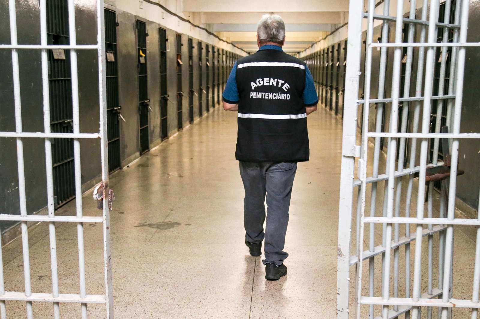 Paraná tem 236 presos e 59 policiais penais com covid-19, diz sindicato