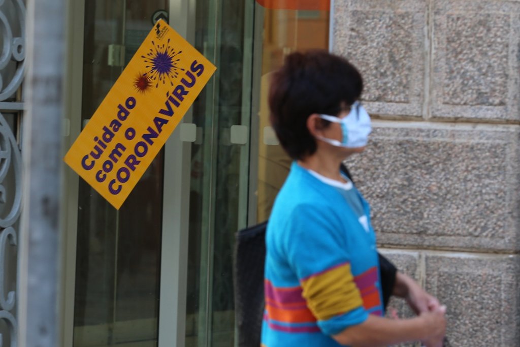 Movimentacao de pessoas usando mascaras para prevencao do Coronavirus no centro de Curitiba nesta segunda-feira(18). Curitiba - 18/05/2020 - Foto: Geraldo Bubniak/AGB