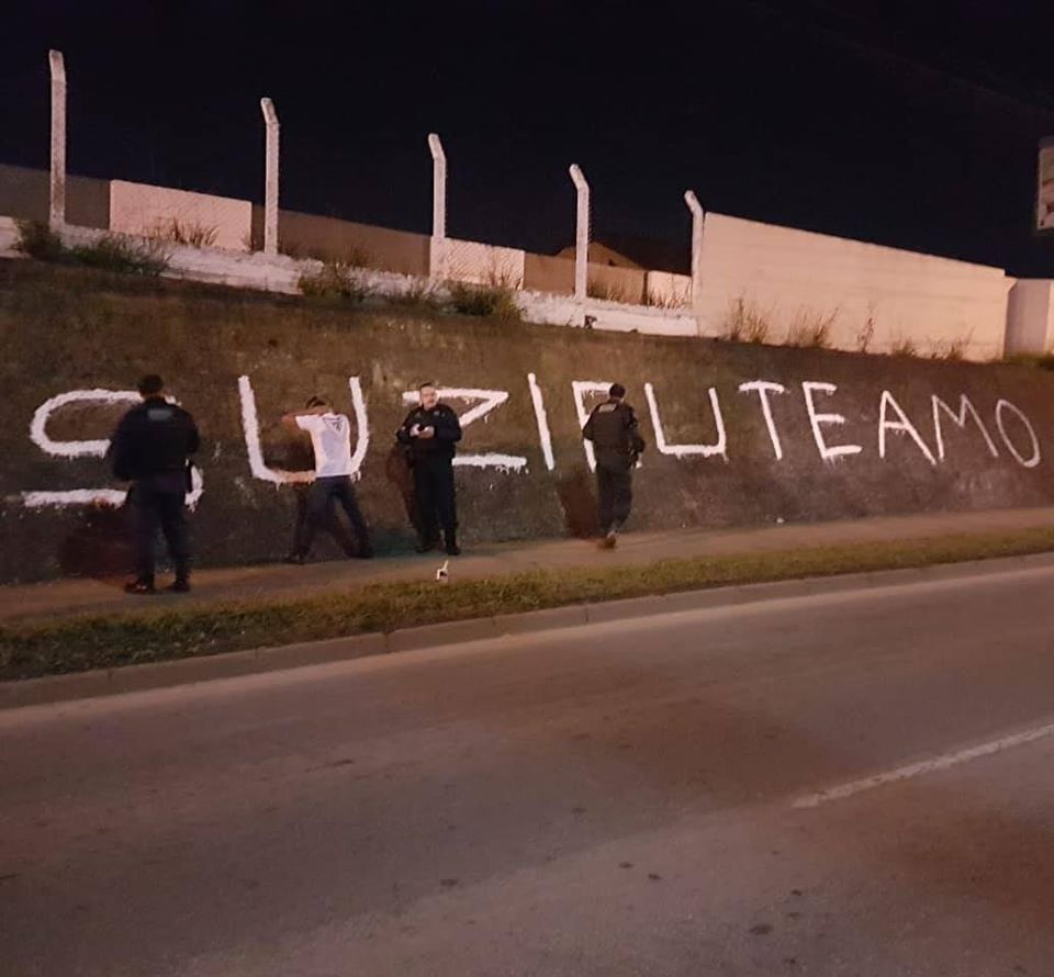 Homem é preso pichando declaração de amor em muro da Grande Curitiba