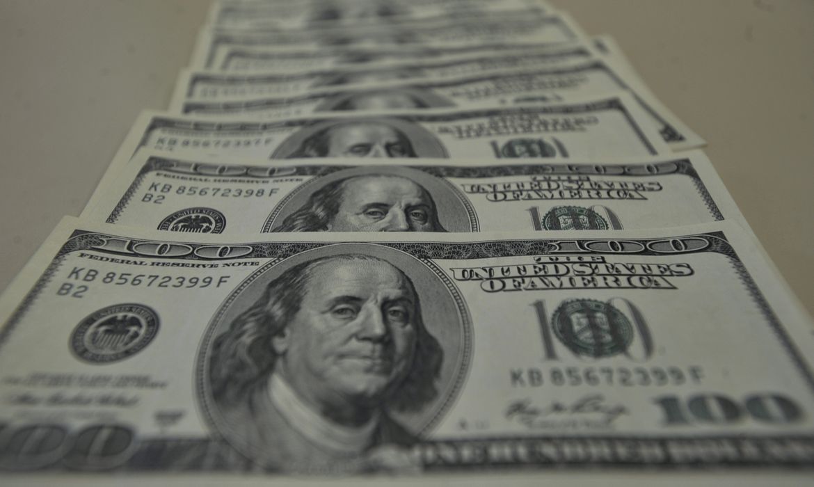 Em dia de tensões, Dólar fecha no maior valor nominal em um mês