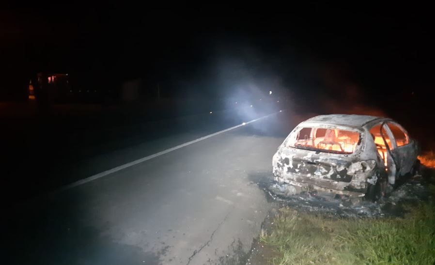 Idoso bêbado coloca fogo no próprio carro ao ser abordado pela polícia