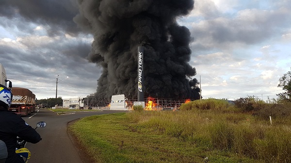 Incêndio destrói barracão da Pro Tork em Siqueira Campos; veja imagens
