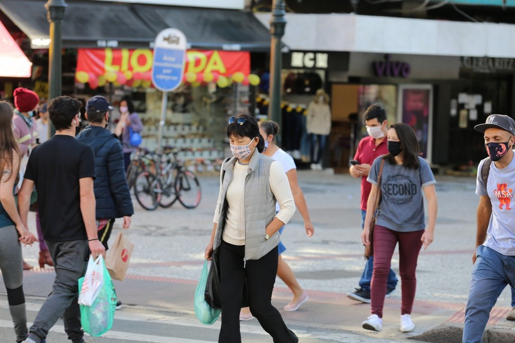 Curitiba amplia horário de funcionamento de shoppings e comércios; Veja novo decreto