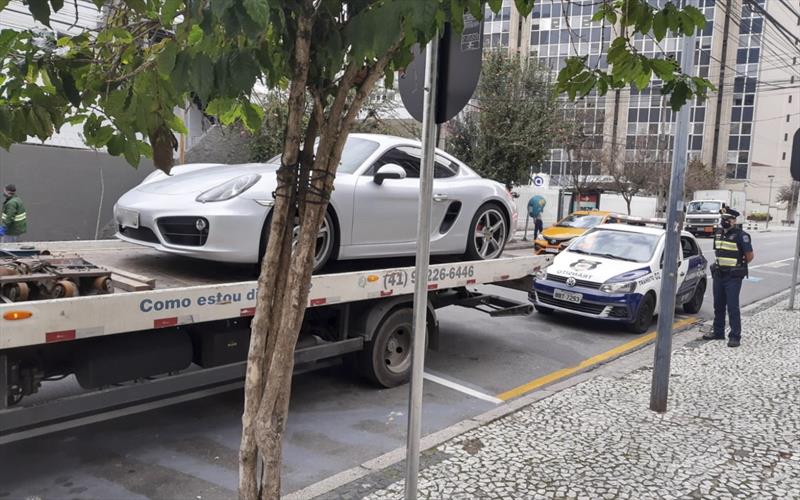 Porsche com R$ 17 mil em dívidas é guinchado pela prefeitura de Curitiba