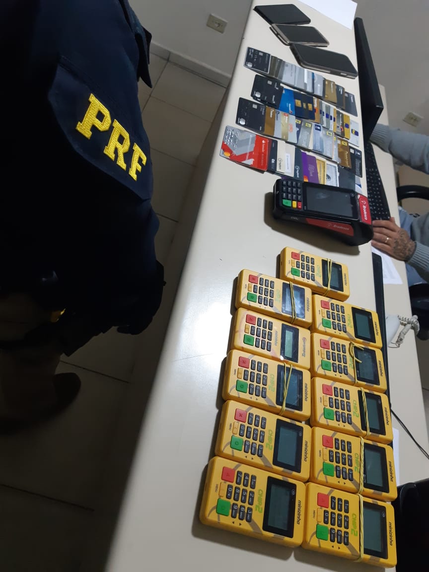 Durante fiscalização, PRF prende homem com 67 cartões de crédito clonados