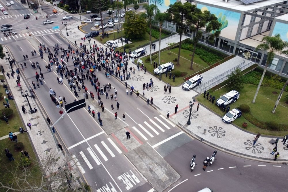 Representantes de academias protestam em frente à Prefeitura de Curitiba