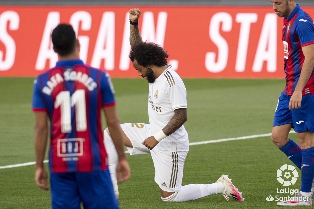 Marcelo marca e celebra com punho cerrado em vitória do Real Madrid sobre o Eibar