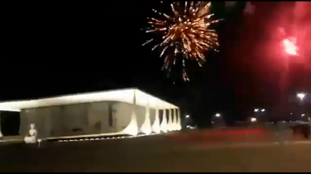 Bolsonaristas lançam fogos de artifício em direção ao STF