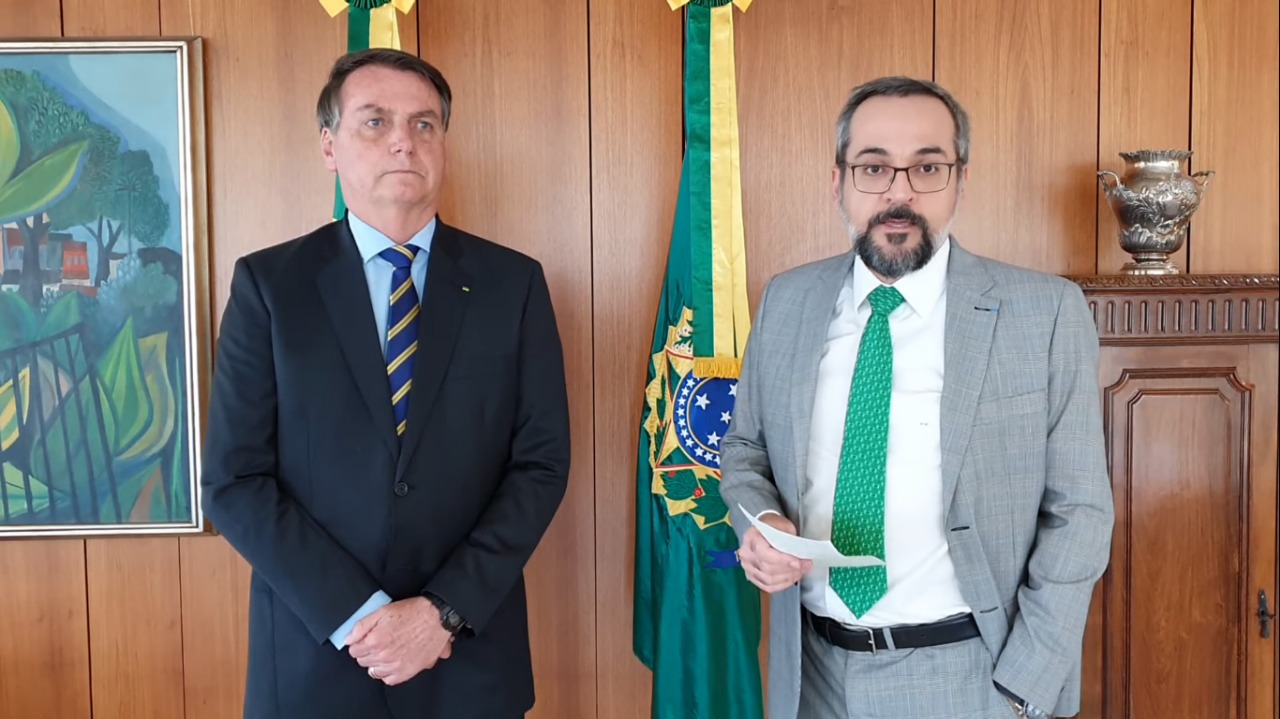 Weintraub oficializa saída do Ministério da Educação em vídeo com Bolsonaro