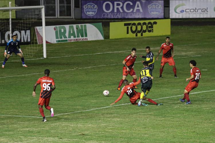 Em jogo morno, Athletico empata sem gols e avança à final do Paranaense