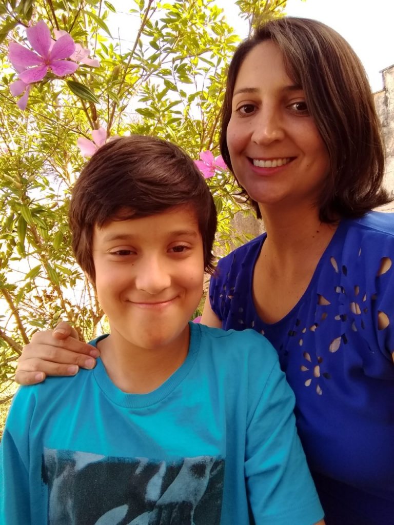 Professora cria perfis nas redes sociais para compartilhar vivências com filho autista
