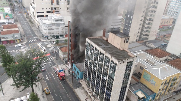Incêndio em edifício no centro de Curitiba assusta moradores; carro pegou fogo na garagem