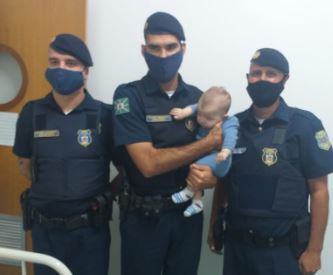 Bebê se engasga com leite e é salvo por Guardas Municipais, em Curitiba