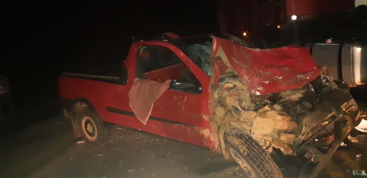 Colisão frontal entre carro e caminhão em Tibagi deixa uma pessoa morta
