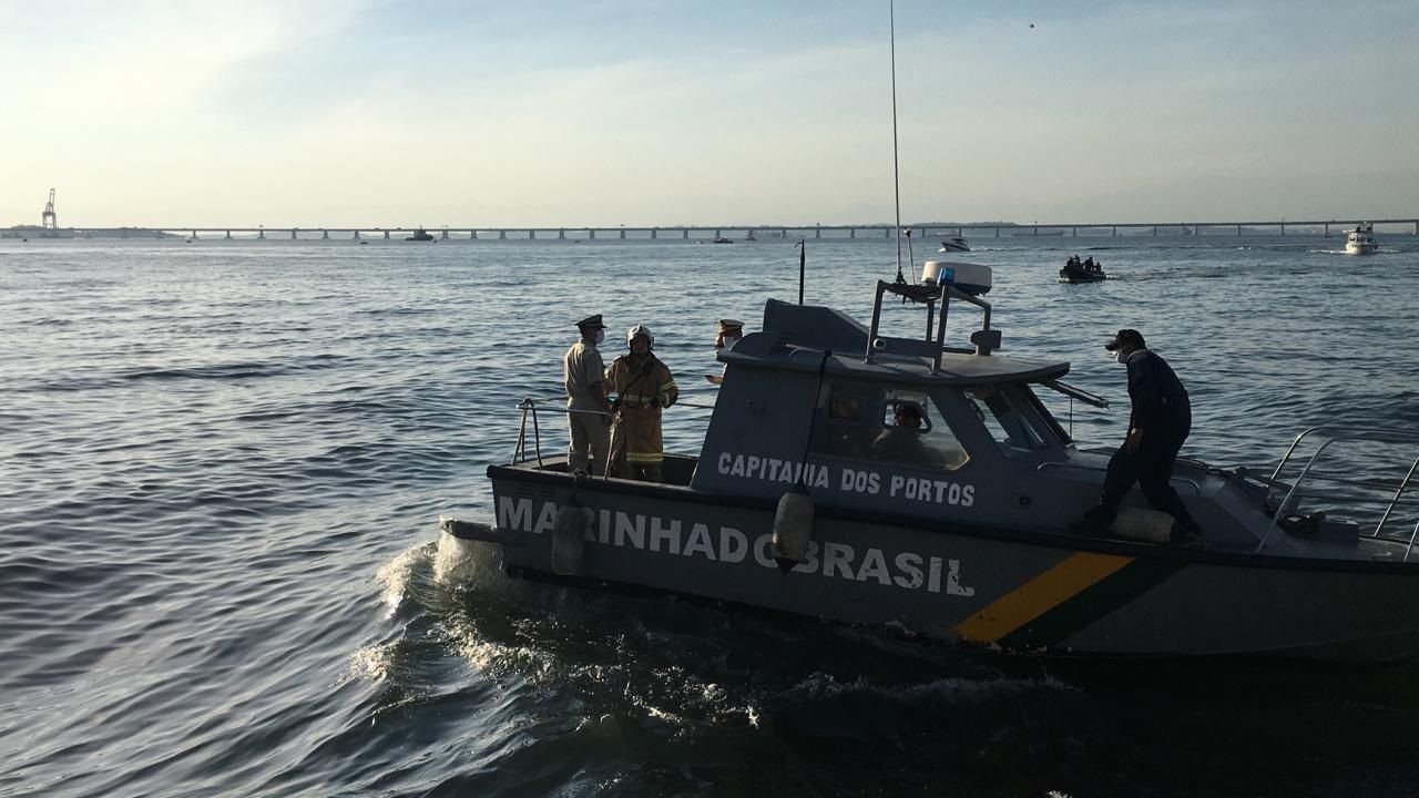 Helicóptero cai na Baía de Guanabara, e tripulantes são resgatados com vida
