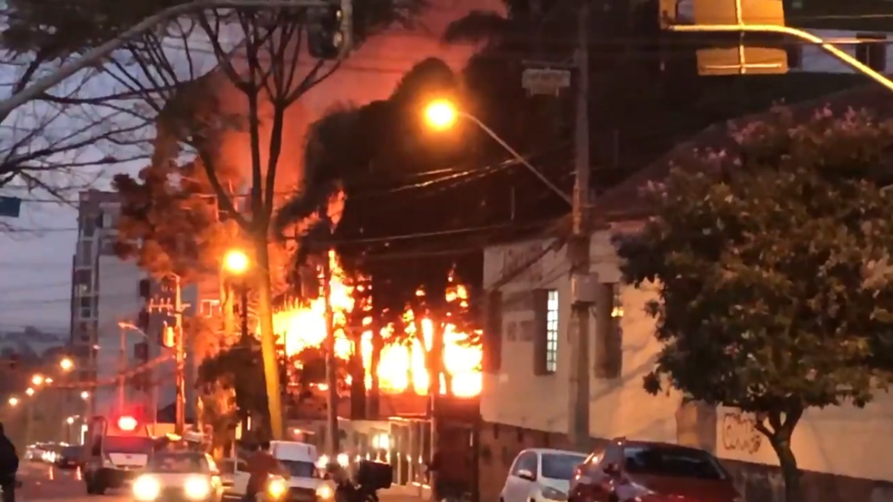 Incêndio de grandes proporções atinge borracharia no Água Verde, em Curitiba
