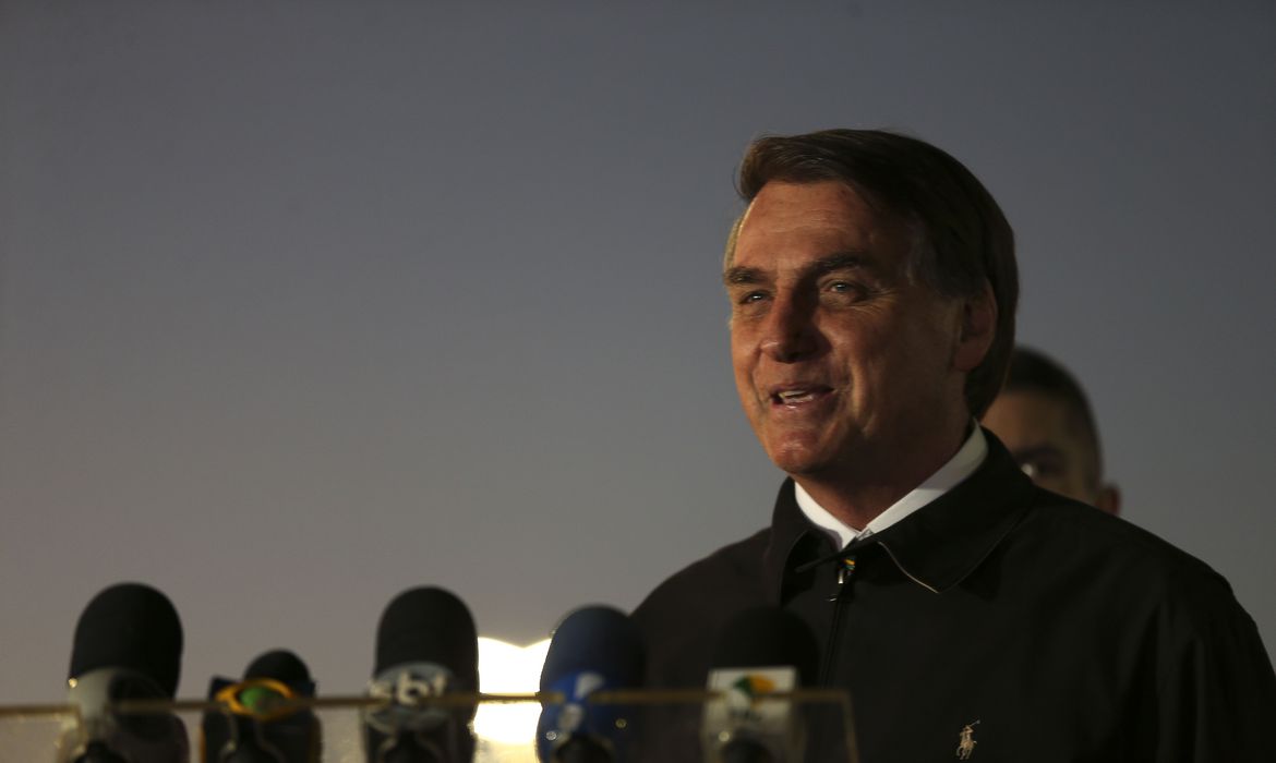 Bolsonaro diz que lei contra fake news quer botar limites na liberdade de expressão