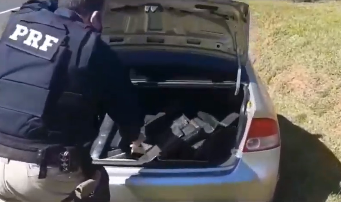 Após perseguição, traficante foge e abandona carro com 727 kg de maconha