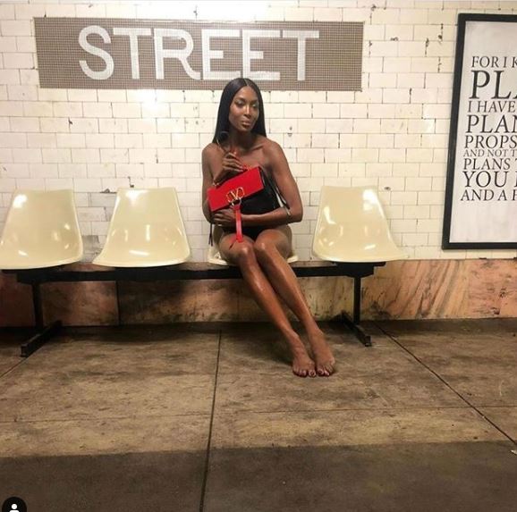Naomi Campbell mostra série de fotos em que aparece nua no metrô de Nova York