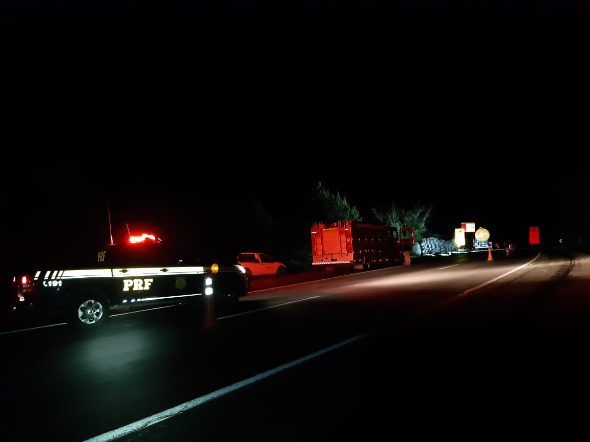 Caminhão tomba na BR-116 e deixa pista parcialmente interditada na Grande Curitiba