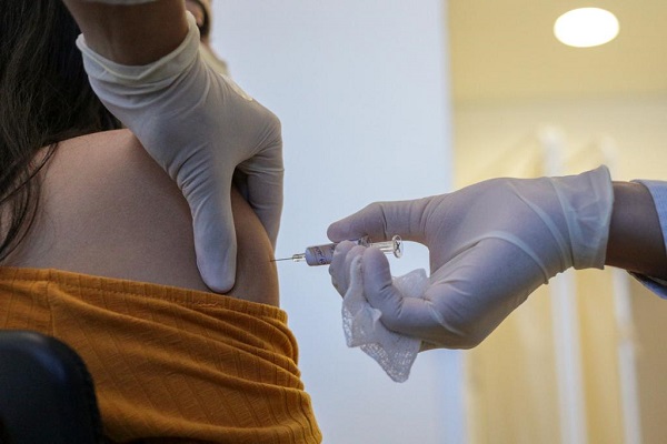 Jovens saudáveis devem ser vacinados contra Covid-19 só em 2022, diz OMS