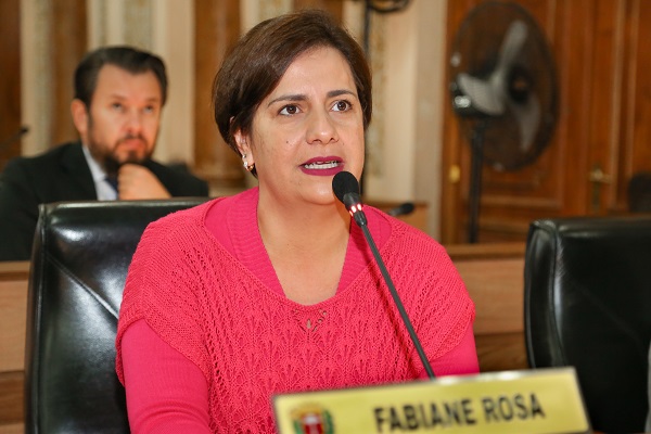 Justiça autoriza vereadora Fabiane Rosa a cumprir prisão domiciliar