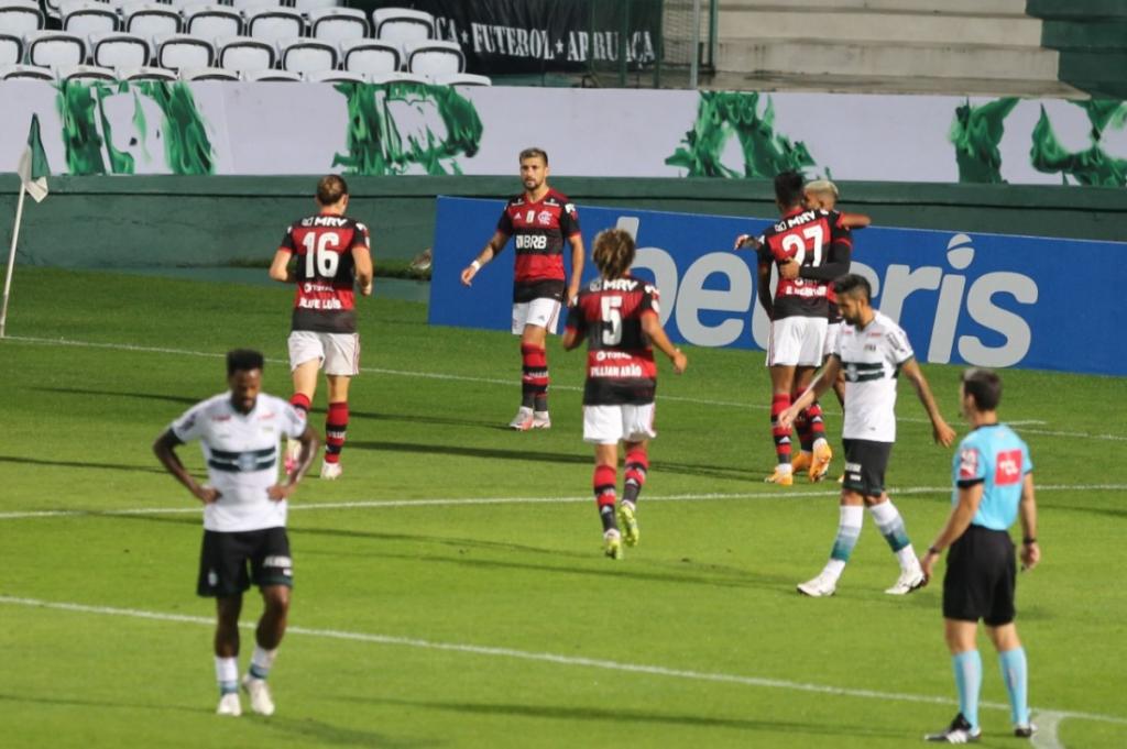 Coritiba perde do Flamengo e cai para a lanterna do Campeonato Brasileiro