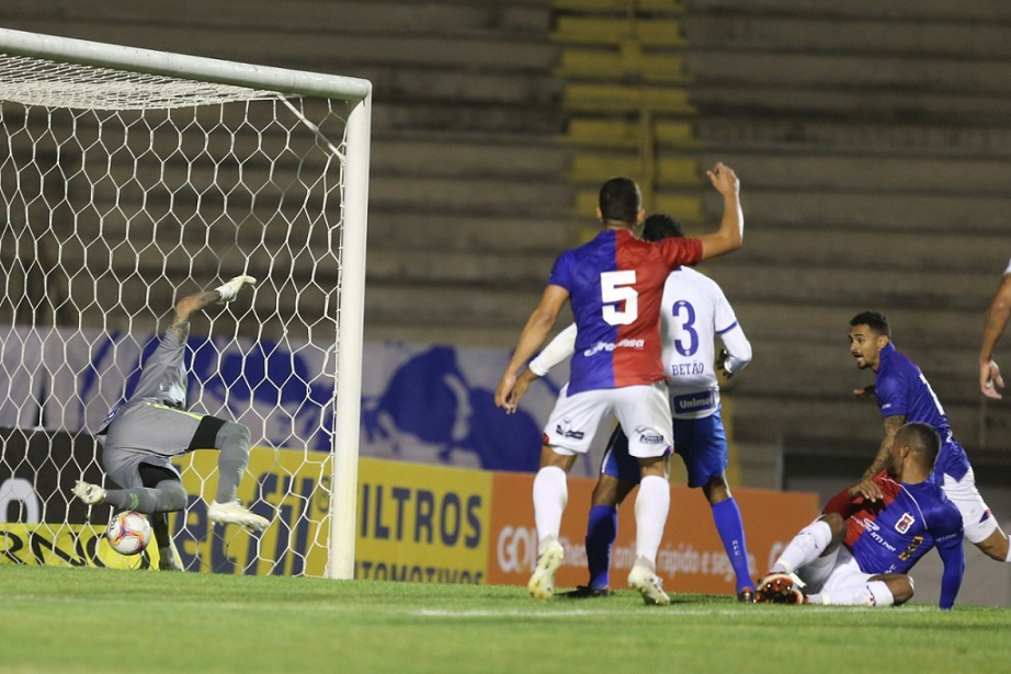 Paraná Clube vence Avaí com gol contra e segue invicto na Série B