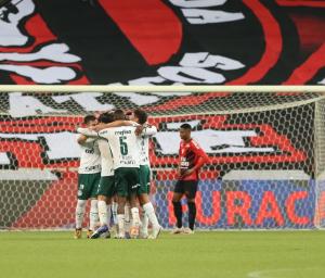Palmeiras vence Athletico com gol de Raphael Veiga nos acréscimos