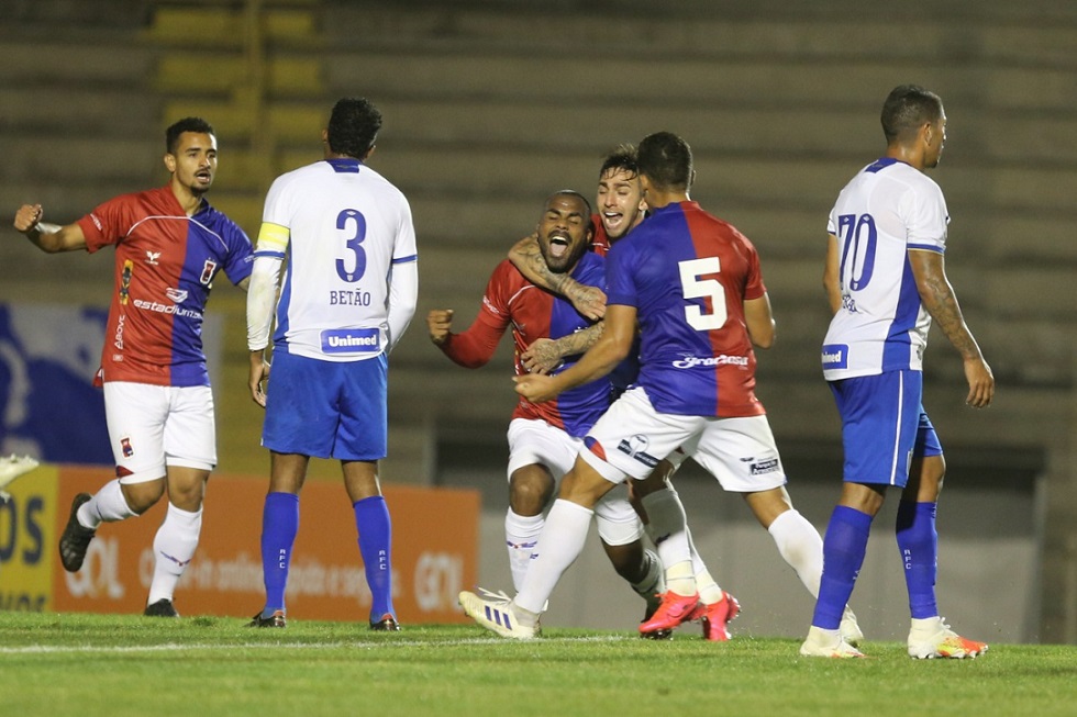 Paraná Clube vence Avaí com gol contra e segue invicto na Série B
