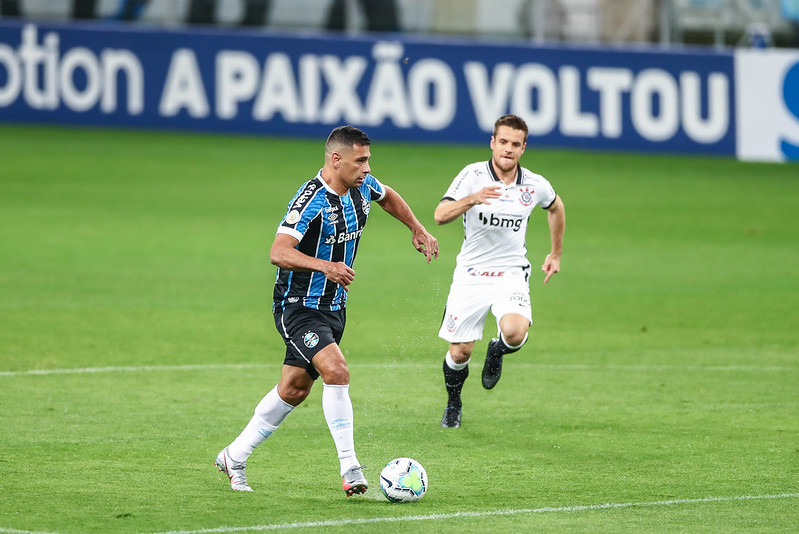 Corinthians e Grêmio empatam em jogo com polêmica da arbitragem