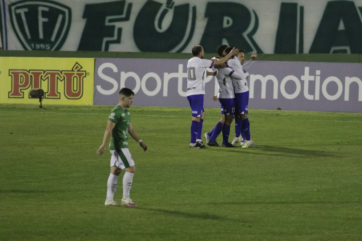 Paraná Clube e Chapecoense jogam pelo G-4 da Série B hoje; veja onde assistir