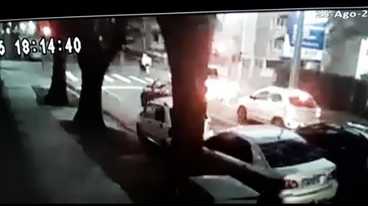 VÍDEO: Veja o acidente entre carro e moto que arrastou homem por 20 metros em Curitiba