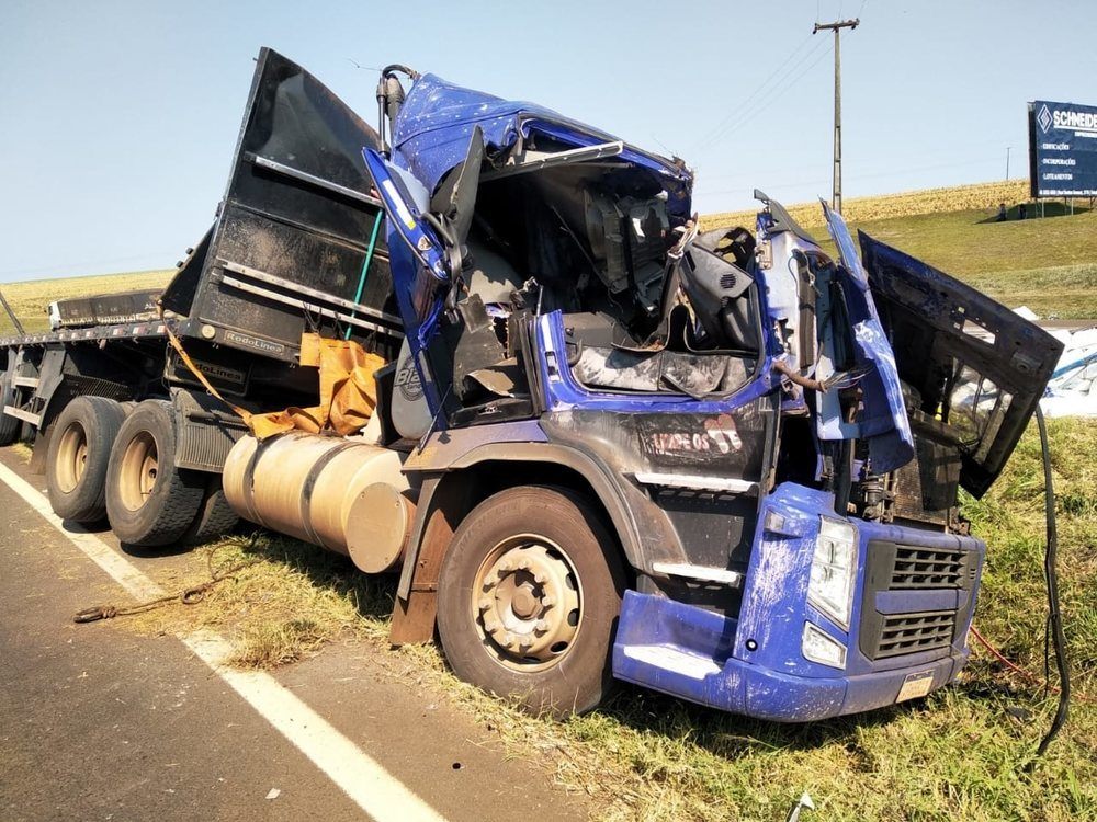 Motorista de 35 anos morre após caminhão capotar na BR-467