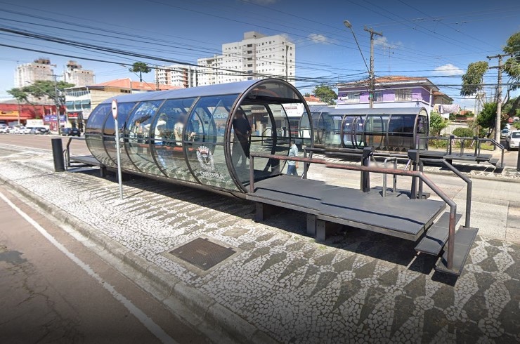 Estações-tubo de Curitiba são vandalizadas na madrugada de domingo (23)