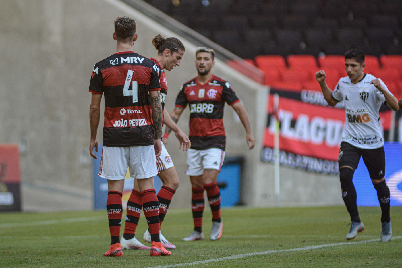 Flamengo perde para o Atlético com gol contra de Filipe Luís; Santos e Bragantino empatam